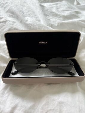 VEHLA Women’s Black Cleo Sunglasses